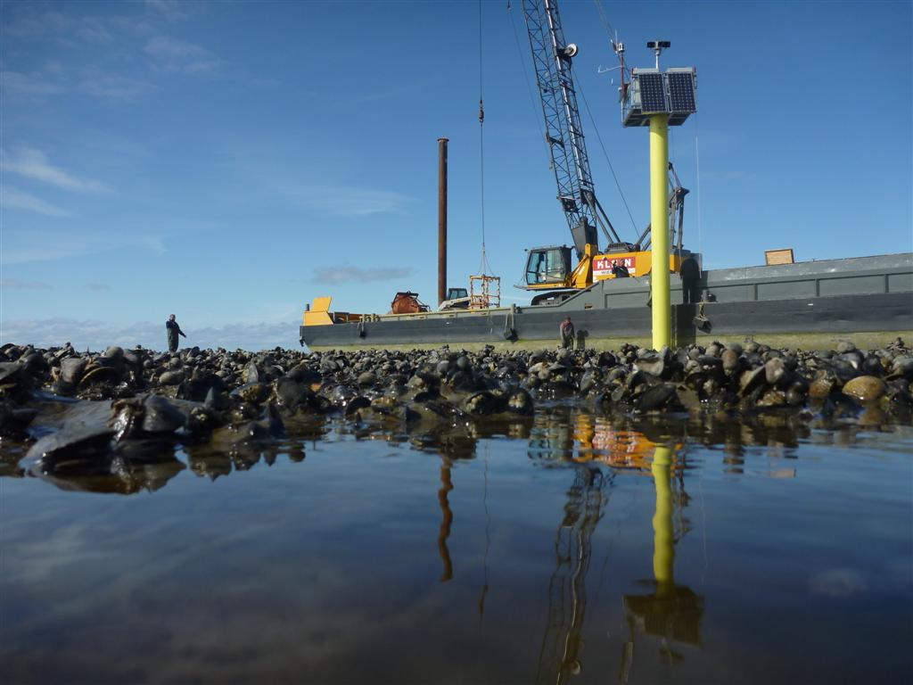 MS Afsluitdijk plaatst camerapaal bij mosselbank