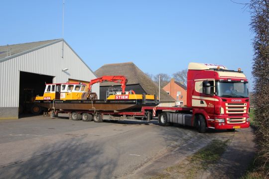 Speciaal transport van Smerp naar de Hofmanshaven bij Den Oever