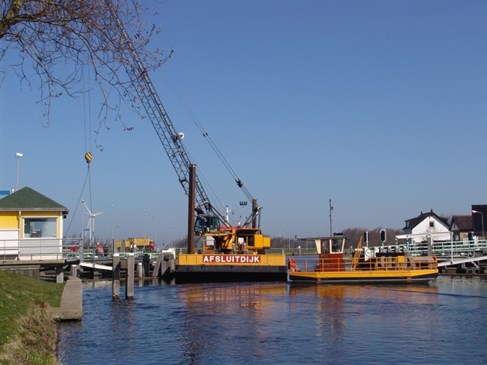 Kraanschip Afsluitdijk bij herstel Burgervlotbrug 