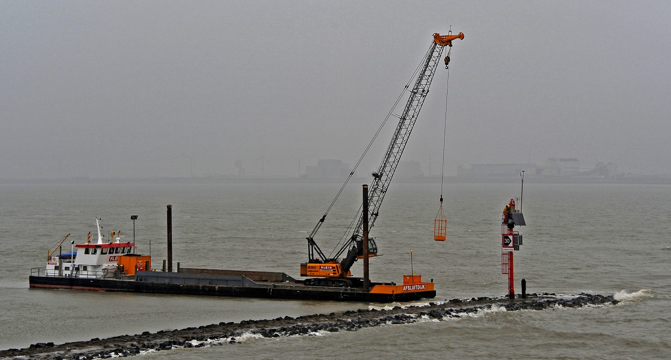 Onderhoud aan zonnepanelen op de Pollendam