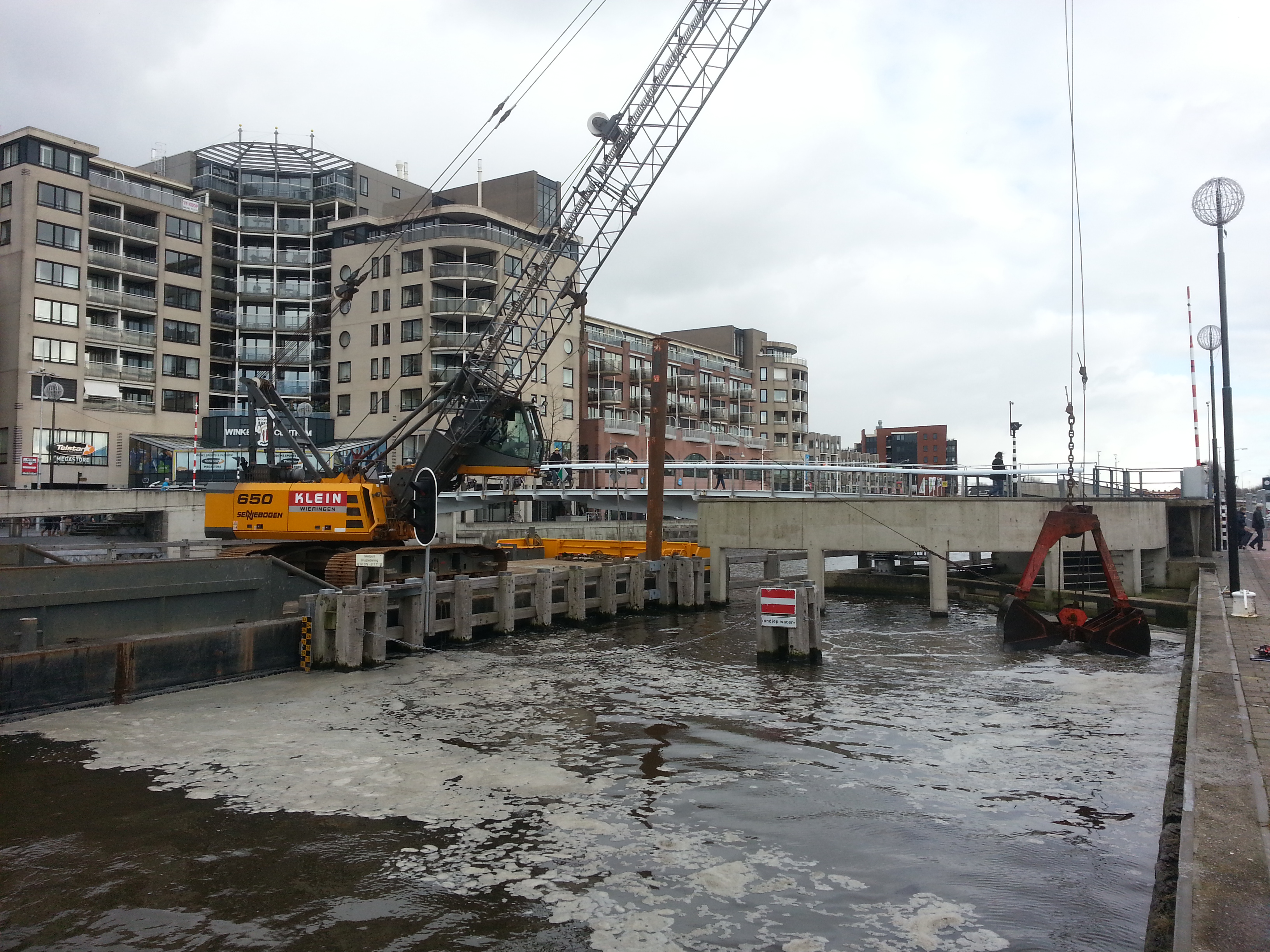 Zand gestort om Alkmaarse kademuur te verstevigen
