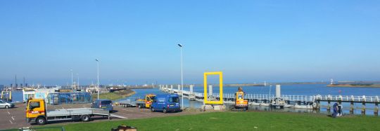 Plaatsen geel frame van National Geographic in haven Den Oever