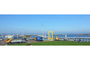 Plaatsen geel frame van National Geographic in haven Den Oever
