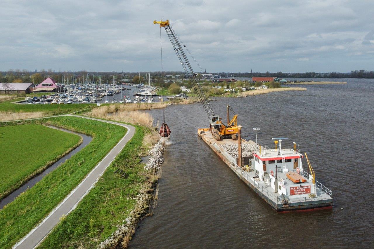 Aanbrengen stortsteen Alkmaardermeer in uitvoering 