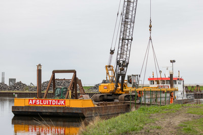 machinist Sennebogen draadkraan op kraanschip
