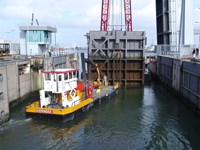 Uitwisselen sluisdeuren Zeedoksluis te Den Helder