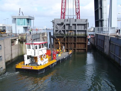 foto Paul Schaap, Uitwisselen sluisdeuren Zeedoksluis te Den Helder